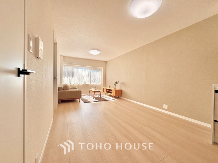 内装 堂々とした広さを誇るリビングは、優雅な開放感と安心感を兼ね備えた上質な空間。ご家族の時間を一層贅沢に演出します。