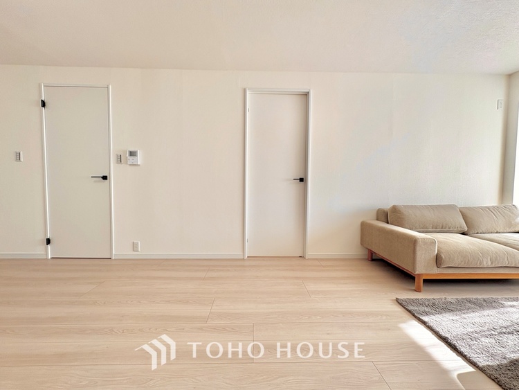 内装 明るく大きなリビングは、家族の安心と快適を育む空間。のびやかな広さが毎日の暮らしをより豊かに彩ります。