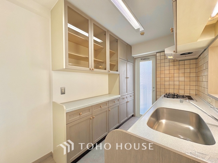 キッチン 時を超えて愛されるデザインが、日常を特別なひとときへと昇華させます。この場所から、心満たされる豊かな食卓が始まります。