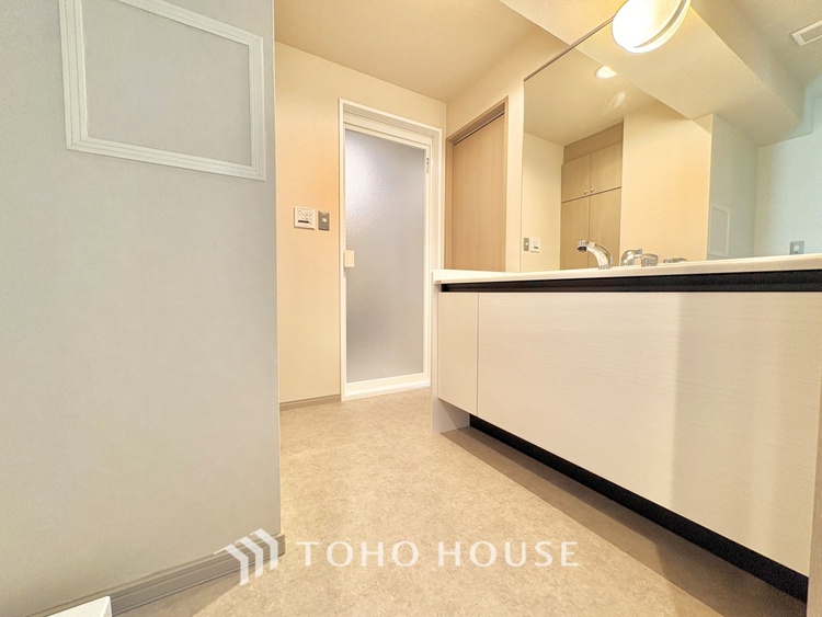 キッチン 無駄を削ぎ落としたミニマルなデザインが、空間に静謐な美しさをもたらします。研ぎ澄まされた感性を満たす場所です。