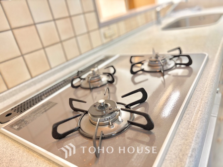 キッチン 毎日料理をする、料理が好き、家族が多くて量を作る必要がある、等の方々にとっては必須の３口コンロ。同時進行で効率アップはもちろん鍋を移動する回数が減り、無駄な動きを軽減することが出来ます。