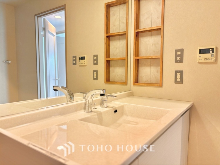 洗面 清潔感あふれる洗面化粧台で、毎日の身支度を快適にサポートします。