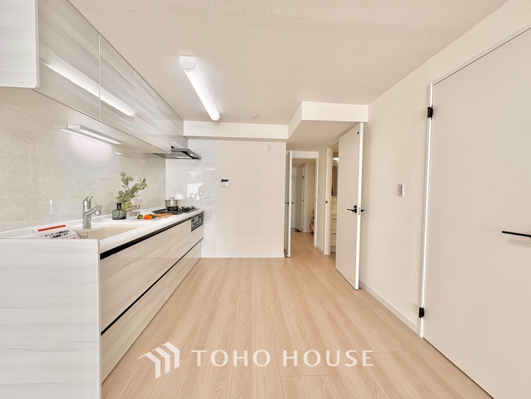 キッチン 上質な素材に囲まれたキッチンは、穏やかな時間が流れる特別な空間。洗練された料理が生まれる場所です。