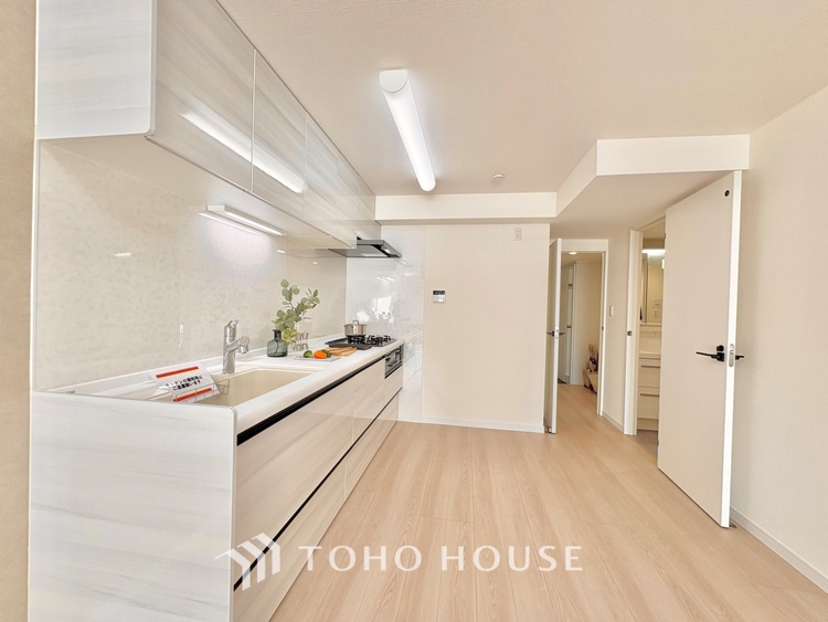 キッチン 無駄を削ぎ落としたミニマルなデザインが、空間に静謐な美しさをもたらします。研ぎ澄まされた感性を満たす場所です。