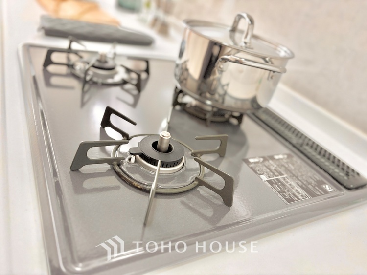 キッチン 毎日料理をする、料理が好き、家族が多くて量を作る必要がある、等の方々にとっては必須の３口コンロ。同時進行で効率アップはもちろん鍋を移動する回数が減り、無駄な動きを軽減することが出来ます。