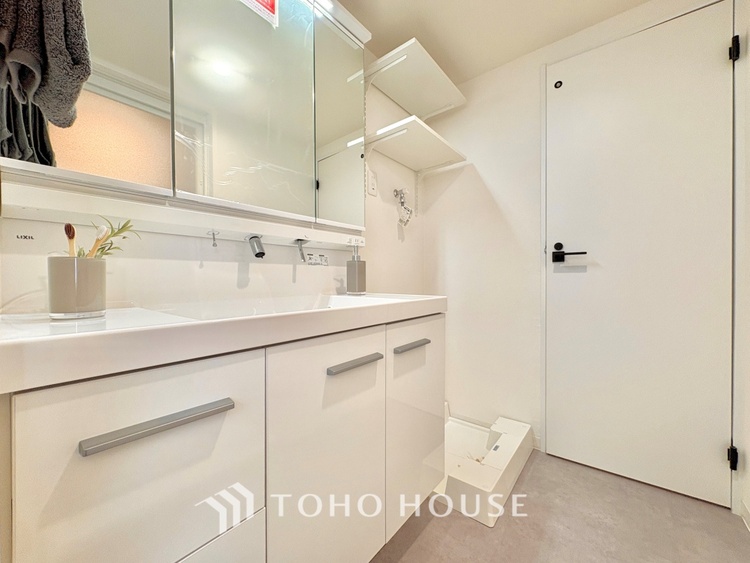 洗面 清潔感あふれる洗面化粧台で、毎日の身支度を快適にサポートします。