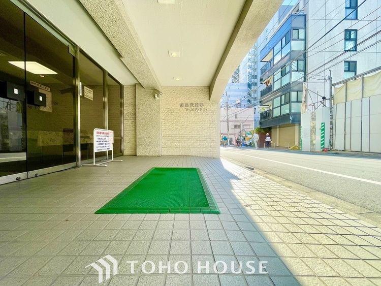 エントランス ほんの少しのこだわり。ちょっとした色使いがその家がもつ雰囲気、趣（おもむき）を携え、暮らす家族や訪ねてくる友人・知人に新鮮な香りを運んできます。