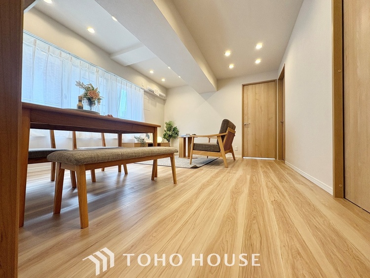 内装 【LIVING】◆陽光◆が差し込む。この開放的なLDKに家族の笑顔が集う。家族が一緒に過ごす空間は明るく、そして居心地よく。