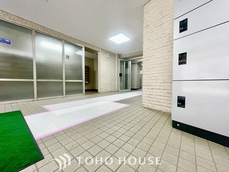 エントランス ほんの少しのこだわり。ちょっとした色使いがその家がもつ雰囲気、趣（おもむき）を携え、暮らす家族や訪ねてくる友人・知人に新鮮な香りを運んできます。