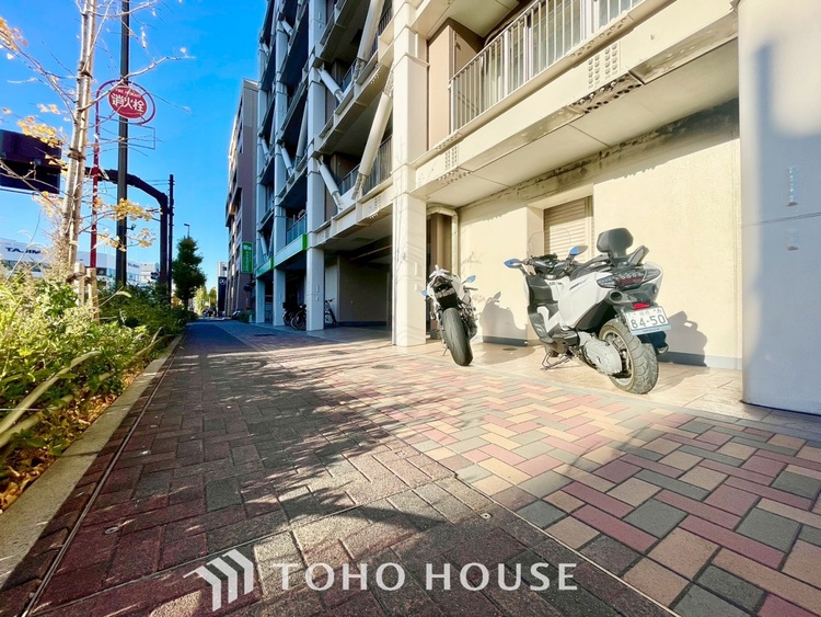 外観 ほんの少しのこだわり。ちょっとした色使いがその家がもつ雰囲気、趣（おもむき）を携え、暮らす家族や訪ねてくる友人・知人に新鮮な香りを運んできます。