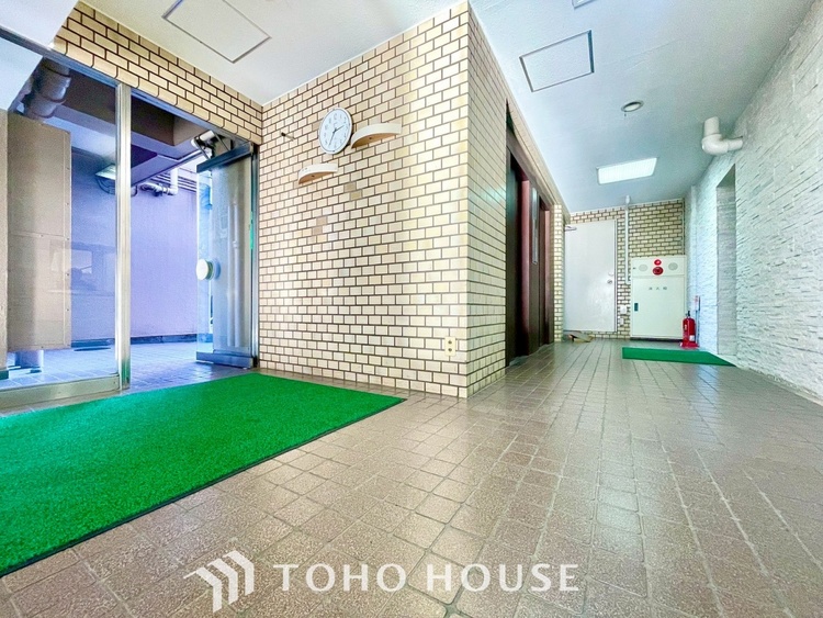 エントランス ほんの少しのこだわり。ちょっとした色使いがその家がもつ雰囲気、趣（おもむき）を携え、暮らす家族や訪ねてくる友人・知人に新鮮な香りを運んできます。