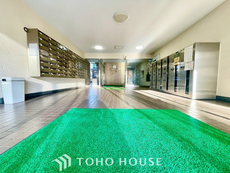 エントランス ほんの少しのこだわり。ちょっとした色使いがその家がもつ雰囲気、趣（おもむき）を携え、暮らす家族や訪ねてくる友人・知人に新鮮な香りを運んできます。