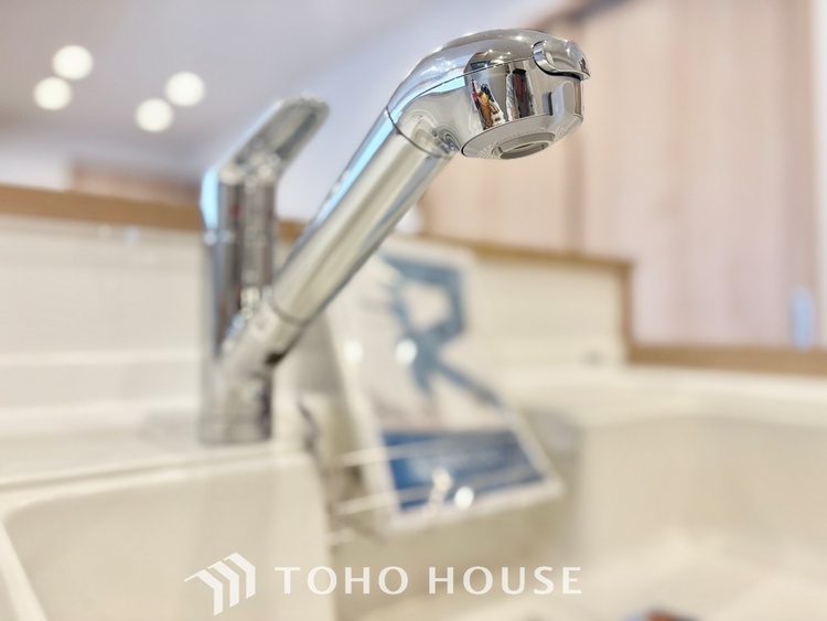 キッチン 【KITCHEN】◆開放的◆後片付けが楽なシステムキッチン。収納スペースの充実！