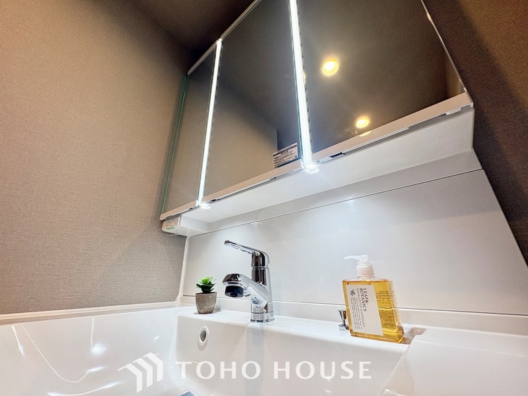 洗面 【WASHROOM】◆快適◆煌びやかな暮らしの中にも忘れたくない快適さ。大きな収納が助けてくれます。