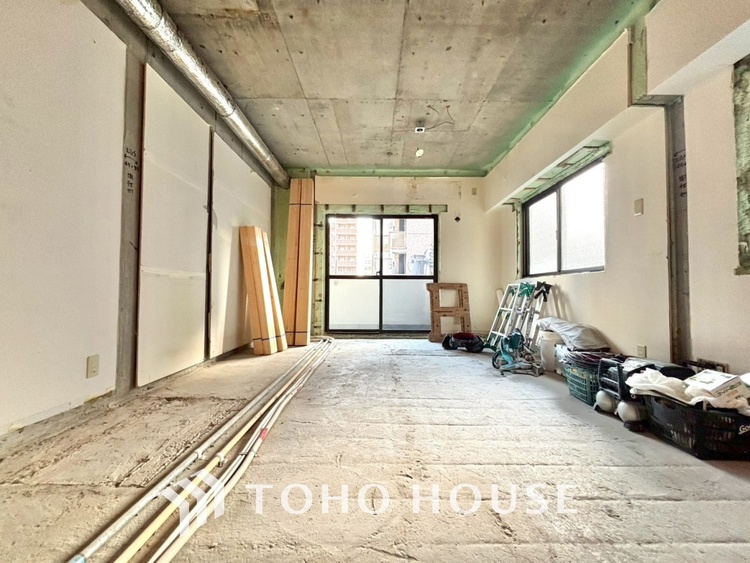 内装 【改装中】居心地のいい暮らしには欠かせない眩い採光。ゆったりとした幅の窓からこの空間に降り注ぐ採光が絶えない。明るいリビングこそ居心地のいい暮らしが待っているのだと思う。