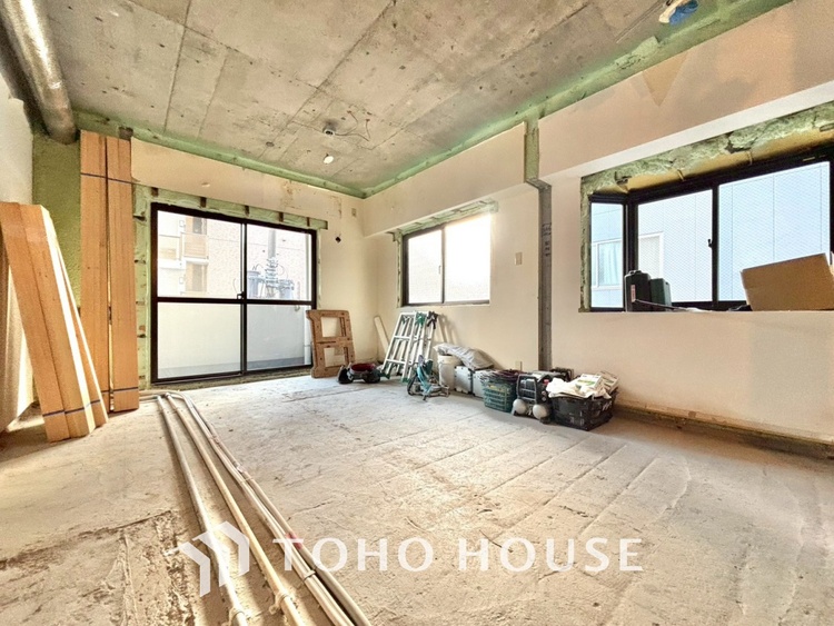 内装 【改装中】叶えたかったのは落ち着きのあるナチュラルな風合い、そして開放感があるリビング。優雅な気分に浸れる幸せな時間を家族が自然と集まりたくなるこの空間で。