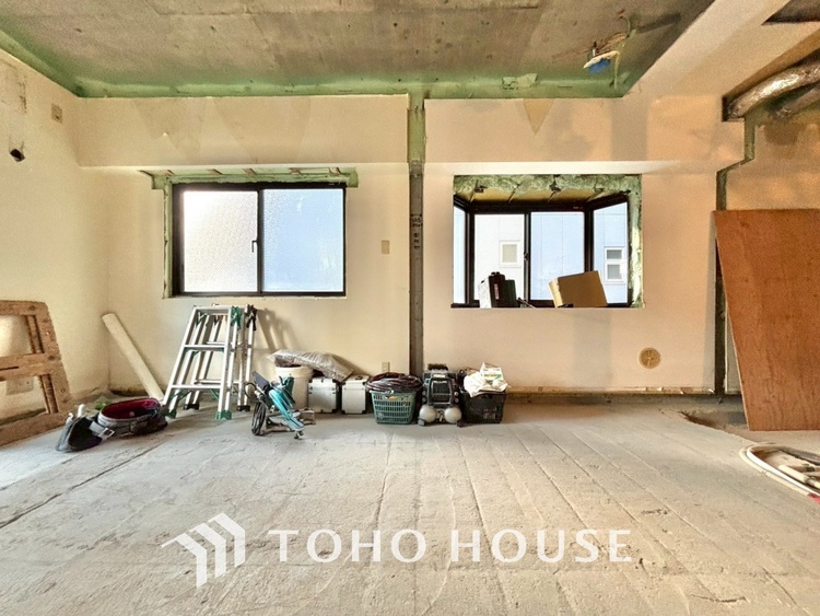 内装 【改装中】◆サンサンと◆差し込む太陽の光がこのリビングに笑いをもたらす。ソファの上のクッションがポカポカした暖気にぬくぬくと微睡んでいる。