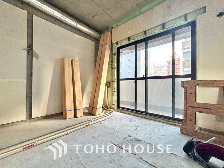 内装 【改装中】使いやすく、明るい洋室に仕上がります。子供部屋や趣味のお部屋にご利用できます。ご自身で家具などを配置し、素敵な空間を創り上げられます。