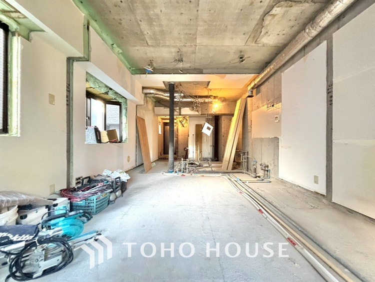 内装 【改装中】ここはみんなが集い、食事と楽しい会話が始まる場所。話に夢中になりすぎて、ついつい時を忘れ、夜半過ぎになってしまう。そんな束の間の幸せを感じさせてくれます。