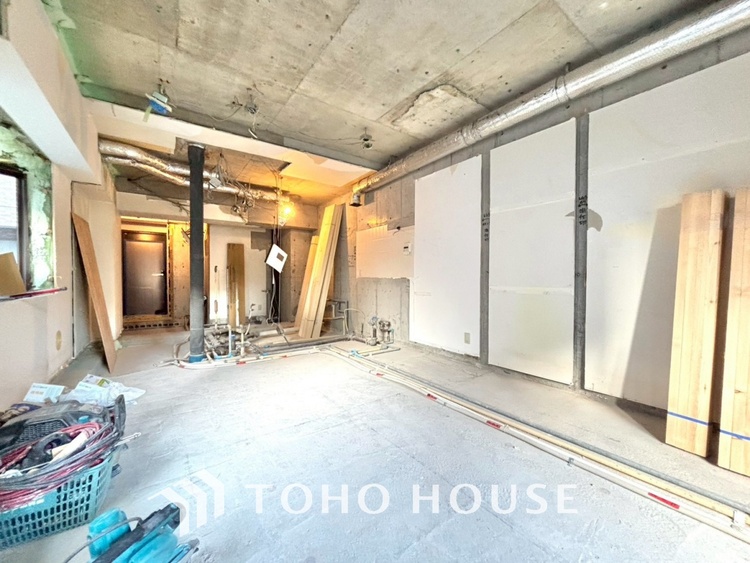 内装 【改装中】「想像していた以上に広い」が写真を撮っているときの感想です。家事動線に配慮したプランによりご家族がくつろげる明るく広い空間が確保できました。