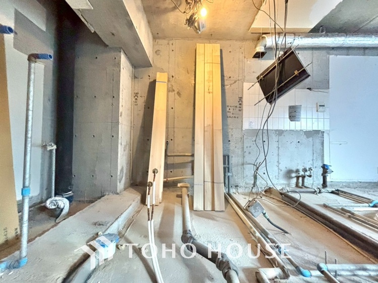 キッチン 【改装中】キッチンは家族の絆を育む大切な空間。シンプルで使い易いシステムキッチンで愉しく作る料理は愛情のある美味しいご馳走に。家族で使えるダイニングキッチンです。