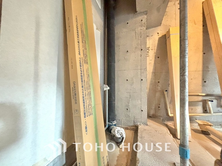 キッチン 【改装中】毎日料理をする、料理が好き、家族が多くて量を作る必要がある、等の方々にとっては必須の3口コンロ。同時進行で効率アップはもちろん鍋を移動する回数が減り、無駄な動きを軽減することが出来ます。