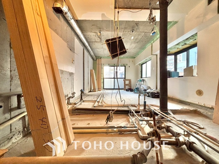 風呂 【改装中】【浴室】《一日の疲れを落としてくれる場所は、落ち着く場所でなければならない》　高級感溢れるカラーと大きさ・柔らかな曲線で構成された半身浴も楽しめるバスタブが心地よさをもたらします。