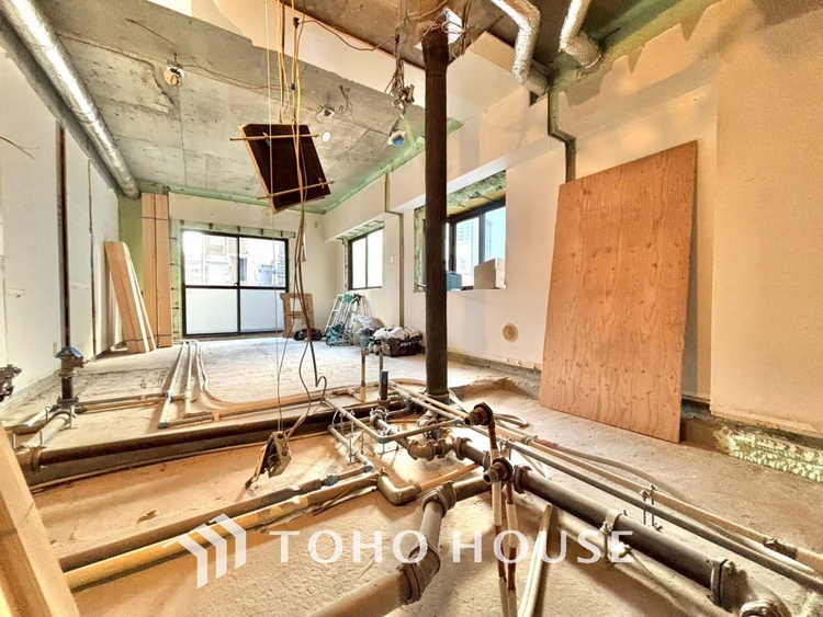 トイレ 【改装中】清潔感あるホワイト調のクロスと温もり溢れるモダンカラーの床材が見事に調和した本邸宅は、毎日の生活を少しでも快適に過ごして頂ける様に落ち着いた雰囲気作りから行っています。