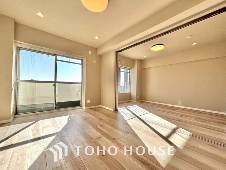 内装 叶えたかったのは落ち着きのあるナチュラルな風合い、そして開放感があるリビング。優雅な気分に浸れる幸せな時間を家族が自然と集まりたくなるこの空間で。