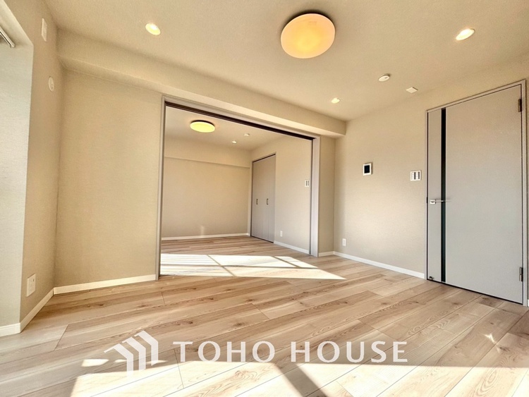 内装 ◆サンサンと◆差し込む太陽の光がこのリビングに笑いをもたらす。ソファの上のクッションがポカポカした暖気にぬくぬくと微睡んでいる。