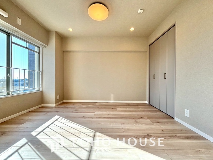 内装 使いやすく、明るい洋室に仕上がります。子供部屋や趣味のお部屋にご利用できます。ご自身で家具などを配置し、素敵な空間を創り上げられます。