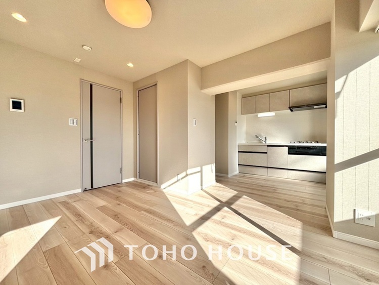 内装 ここはみんなが集い、食事と楽しい会話が始まる場所。話に夢中になりすぎて、ついつい時を忘れ、夜半過ぎになってしまう。そんな束の間の幸せを感じさせてくれます。