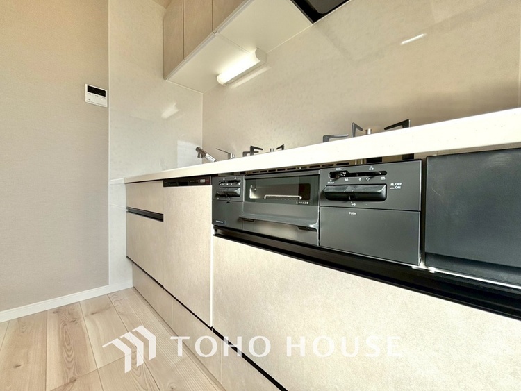 キッチン 手元の収納から、足元の収納までが全てスライド式で、奥のスペースまで有効に活用できます。奥まで上から見渡せるので、たまにしか使わない調理器具もサッと取出せます。