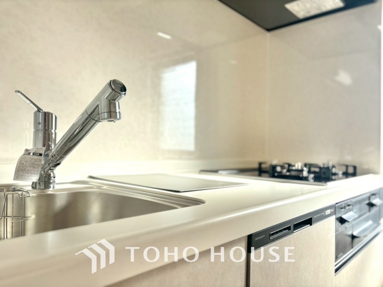 キッチン ◆愛育◆キッチンは家族の絆を育む大切な空間。シンプルで使い易いSystemKitchenで愉しく作る料理は愛情のある美味しいご馳走に。家族で使える広々としたダイニングキッチンです。