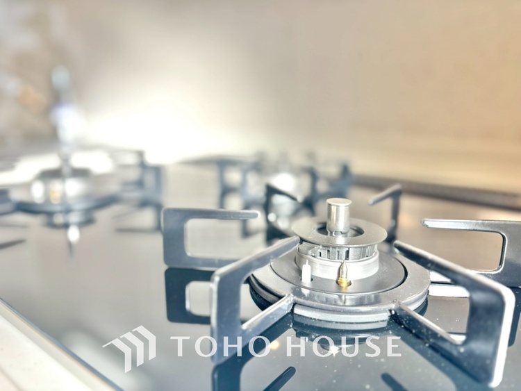 キッチン キッチンは家族の絆を育む大切な空間。シンプルで使い易いシステムキッチンで愉しく作る料理は愛情のある美味しいご馳走に。家族で使えるダイニングキッチンです。