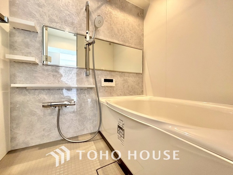 風呂 【浴室】《一日の疲れを落としてくれる場所は、落ち着く場所でなければならない》　高級感溢れるカラーと大きさ・柔らかな曲線で構成された半身浴も楽しめるバスタブが心地よさをもたらします。