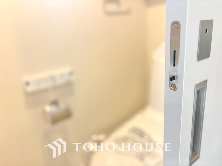 トイレ 清潔感あるホワイト調のクロスと温もり溢れるモダンカラーの床材が見事に調和した本邸宅は、毎日の生活を少しでも快適に過ごして頂ける様に落ち着いた雰囲気作りから行っています。