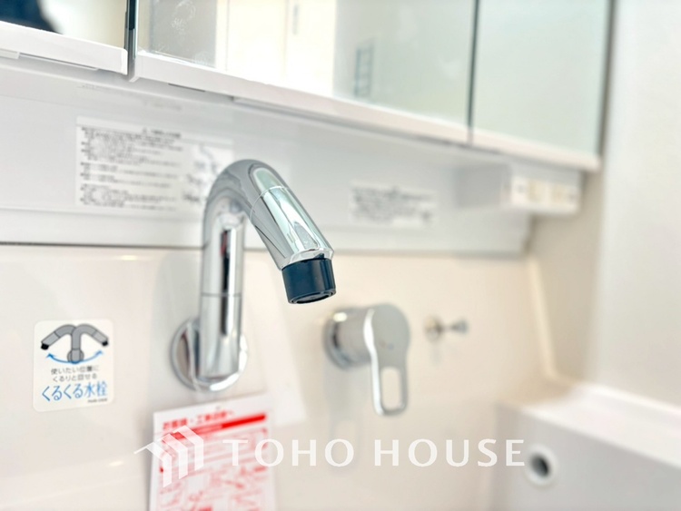 洗面 気持ちの良い朝をつくりだし、夕方には笑顔を取り戻させてくれるミラー。パウダールームはいつでも本来の自分を取り戻せる空間。明るく仕上げてあります。