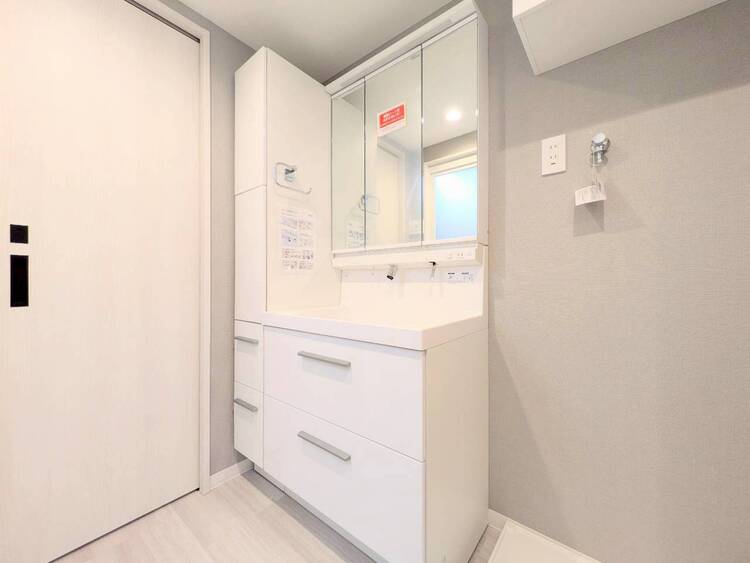 その他 清潔感を感じられる洗面化粧台。