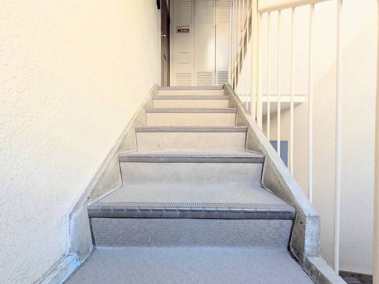 その他 共用部の階段です。明るく清潔に管理されています。