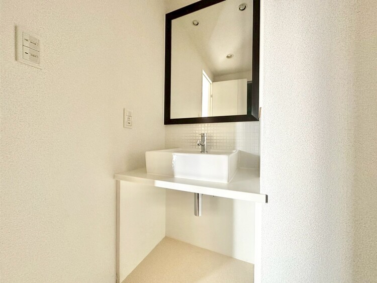 その他 清潔感を感じられる洗面化粧台。