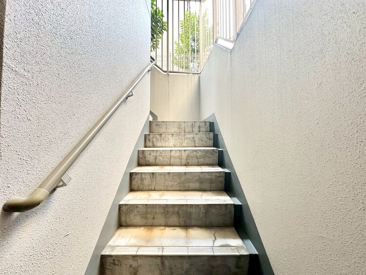 その他 共用部の階段です。明るく清潔に管理されています。