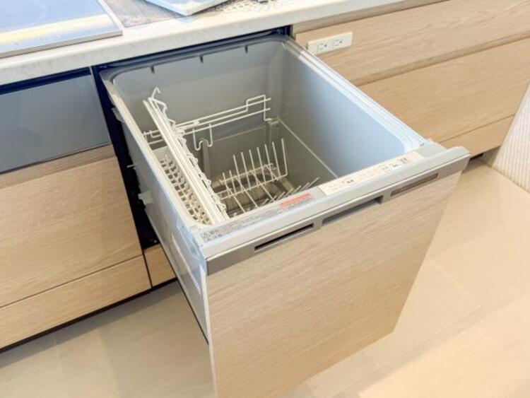 設備 食器洗浄乾燥機を標準装備。作動中は他の家事を並行して進めることができ、家事の時短と負担軽減につながります。高温、高圧水流で洗浄するため、除菌・消臭効果が期待でき、衛生面での安心感が高まります。また、手荒れの心配もなくなります。
