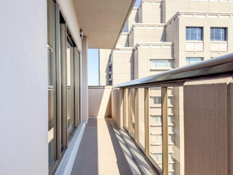 バルコニー 使い易いバルコニー。やわらかな陽射し・心地よい風。どこまでも広がる空の下、限りない開放感を味わえる空間です。