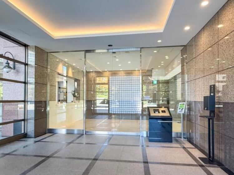 エントランス 優雅さも感じられる重厚で高級感のあるエントランスです。