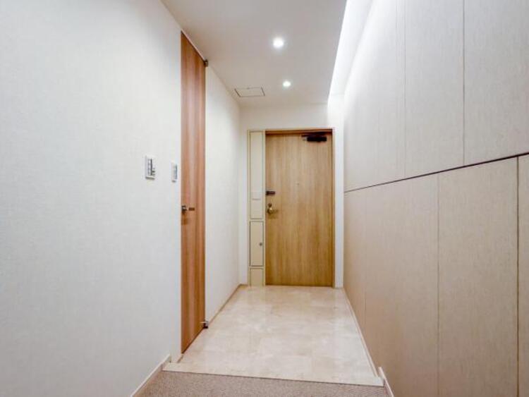 その他 上質感漂う玄関と廊下。居住者の帰り・訪れる方を優しく迎える、安らぎに満ちた生活空間を予感させます。