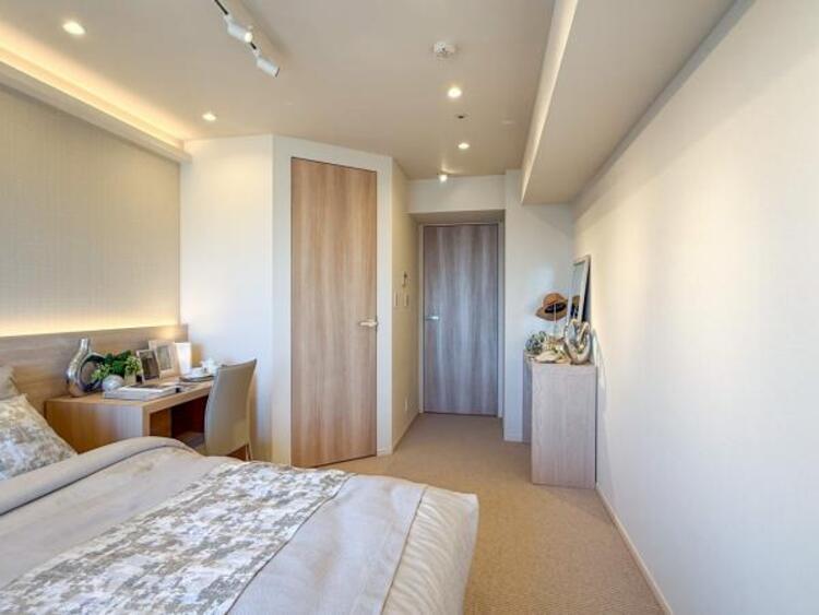 その他 【家具・小物（調度品）は販売価格に含まれません】日々の疲れを癒してくれる主寝室。自由度が高いので家具のレイアウトでお好みの空間を創りだせます。