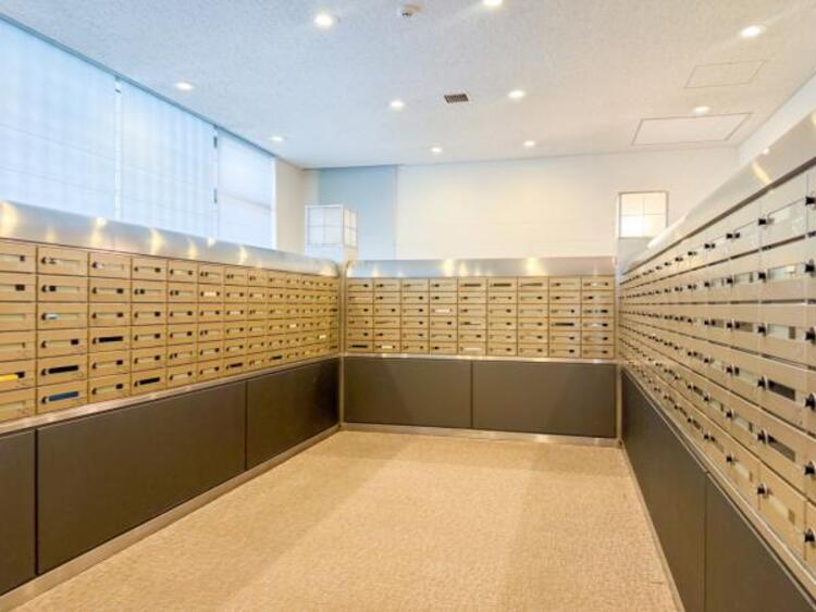 その他 エントランスに備え付けの郵便受けです。