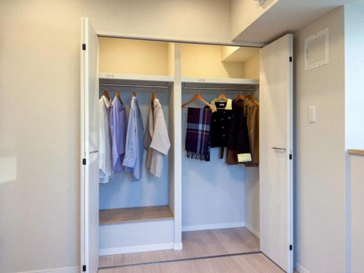 収納 クローゼットは棚やハンガーパイプが付いており、スーツや上着などが収納可能です。