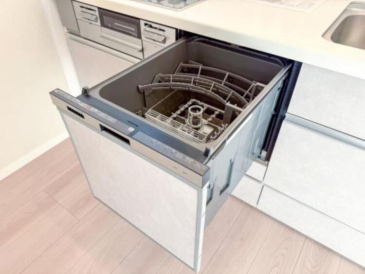 設備 食器の後片付けに便利な食器洗浄乾燥機を標準装備。ビルトインタイプなので見た目もスッキリ、特に共働き世帯のご家族には必須品です。